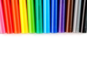 canetas hidrográficas multicoloridas, marcadores em um fundo branco isolado foto