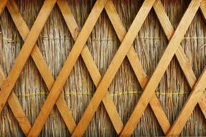cercas de palha com divisórias longitudinais de madeira em estilo kuban foto