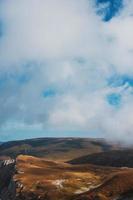 paisagens com céu azul e nuvens, percurso pelos picos das montanhas e colinas pela majestosa foto