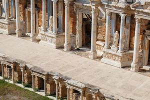 elementos do antigo anfiteatro, hierapolis em pamukkale, turquia. foto