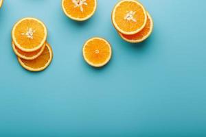 fatias e fatias de polpa de laranja em um fundo azul brilhante como fundo textural, o substrato. configuração plana em tela cheia, vista superior. fundo de comida foto