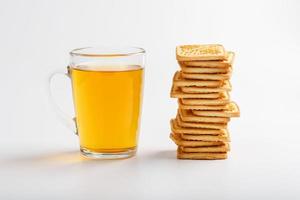 caneca de chá verde e biscoitos de trigo sobre um fundo claro. Biscoitos para o Café da Manhã. fechar-se foto