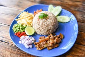arroz temperado com receita de pasta de camarão - arroz misturado com comida tailandesa de pasta de camarão foto