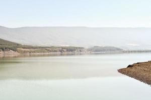 lago perto de montanhas foto