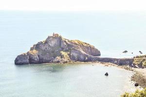 formações rochosas perto da praia foto