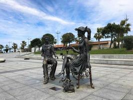 estátuas abstratas, pequenas formas arquitetônicas de pessoas bebendo chá na avenida à beira-mar de batumi ou na praia de batumi. georgia, batumi, 17 de abril de 2019 foto