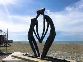 estátuas abstratas, pequenas formas arquitetônicas de pessoas apaixonadas na forma de um joelho ajoelhado na avenida batumi primorsky ou na praia de batumi. georgia, batumi, 17 de abril de 2019 foto