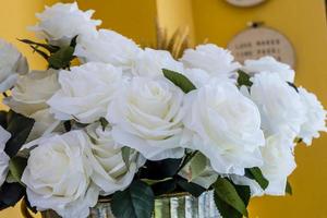 lindas rosas brancas em um vaso foto