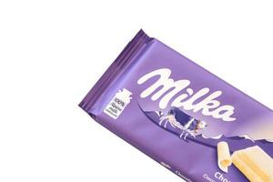 ternopil, ucrânia - 20 de junho de 2022 milka barra de chocolate branco. Milka é uma marca suíça de confeitaria de chocolate fabricada pela empresa Mondelez International foto