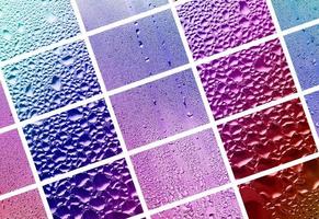 uma colagem de diversos fragmentos de vidro, decorados com gotas de chuva do condensado. tons de roxo e violeta foto