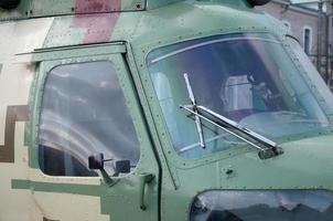 fragmento de cabine de helicóptero close-up. fuselagem de aeronaves de camuflagem e vidro à prova de balas foto