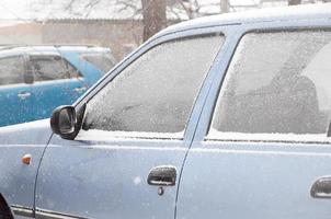 fragmentos de carros estacionados cobertos de neve foto