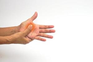 mão de uma mulher que sofre de dor na palma da mão em fundo branco com traçado de recorte. conceito de síndrome de saúde e escritório. foto