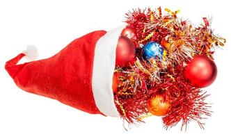 chapéu de papai noel vermelho com bolas de natal e decorações foto