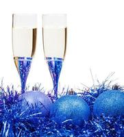taças de vinho em enfeites de natal azuis e violetas foto