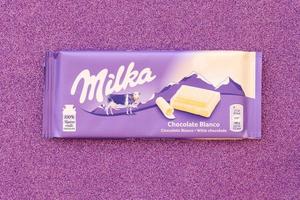 ternopil, ucrânia - 20 de junho de 2022 milka barra de chocolate branco. Milka é uma marca suíça de confeitaria de chocolate fabricada pela empresa Mondelez International foto