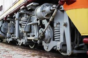 rodas de uma locomotiva moderna russa foto