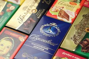 kharkiv, ucrânia - 27 de janeiro de 2022 bando de famosos produtos de chocolate russo - babayevskiy chocolate, vdokhnovenie e alyonka. velho chocolate tradicional russo foto