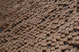 padrão de cartuchos de calibre 12 para balas de espingarda. conchas para rifle de caça close-up. pano de fundo para o campo de tiro ou conceitos de comércio de munição foto