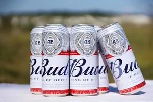 sumy, ucrânia - 01 de agosto de 2022 muitas latas de cerveja alcoólica budweiser lager - budweiser é uma marca da anheuser-busch inbev foto