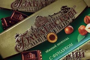 kharkiv, ucrânia - 27 de janeiro de 2022 barras quadradas de chocolate babayevskiy - produto da fábrica de chocolate babayevskiy. velho chocolate tradicional russo foto