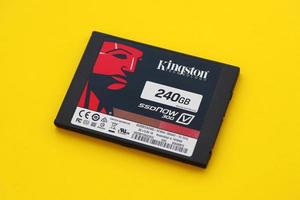 ternopil, ucrânia - 20 de junho de 2022 kingston ssdnow 300 ssd armazenamento em unidade de estado sólido 240 gb montado em taiwan sob a kingston technology corporation foto