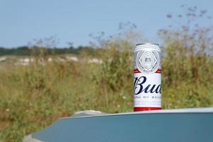 sumy, ucrânia - 01 de agosto de 2022 lata de cerveja alcoólica budweiser lager em barco de caiaque virado ao ar livre. budweiser é uma marca da anheuser-busch inbev foto