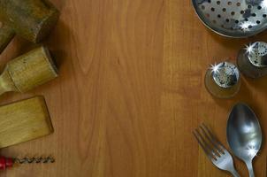 utensílios de cozinha em fundo de madeira com espaço para texto foto