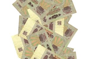 notas de 25 rublos russos voando para baixo isoladas em branco. muitas notas caindo com copyspace branco no lado esquerdo e direito foto