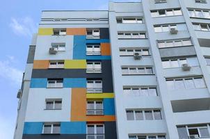 novo edifício residencial de vários andares e céu azul foto