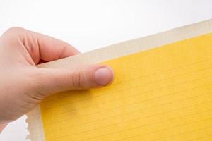 pedaço de papel amarelo na mão foto