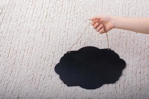 quadro de avisos em forma de balão preto na mão