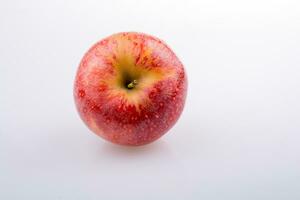 maçã vermelha fresca no fundo branco foto