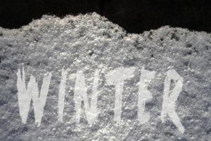 rótulo de inverno em fundo de inverno nevado na cor branca foto