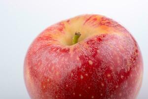 maçã vermelha fresca com pontos em vista de perto