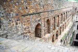 agrasen ki baoli passo bem situado no meio de connaught colocado nova deli índia, antiga construção de arqueologia antiga foto