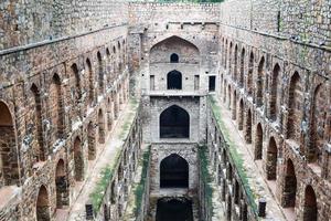 agrasen ki baoli passo bem situado no meio de connaught colocado nova deli índia, antiga construção de arqueologia antiga foto