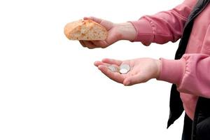 último dinheiro para o pão. pão na mão de uma mulher de meia-idade. o conceito da crise alimentar mundial associada à guerra na ucrânia. isolado no fundo branco foto