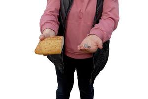 último dinheiro para o pão. pão na mão de uma mulher de meia-idade. o conceito da crise alimentar mundial associada à guerra na ucrânia. isolado no fundo branco foto