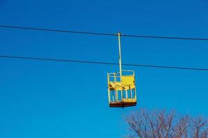 antigo teleférico em dnepropetrovsk. cabines de teleférico contra o fundo do céu azul e a paisagem urbana. foto