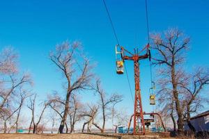 antigo teleférico em dnepropetrovsk. cabines de teleférico contra o fundo do céu azul e a paisagem urbana. foto