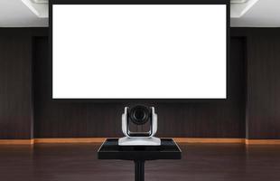 câmera web para reunião online com fundo branco da tela do projetor na sala de reuniões foto