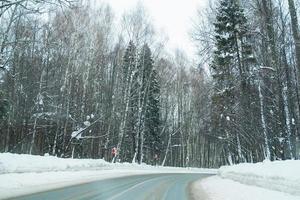 estrada através da floresta de inverno
