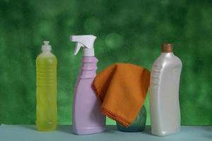 cesta com produtos de limpeza para uso de higiene doméstica foto