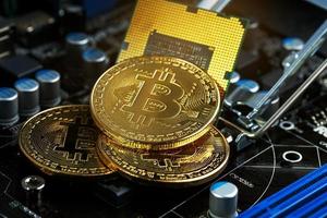 criptomoeda bitcoin dourada na cpu da placa de circuito do computador. tiro macro. foto