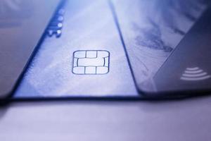 cartão de crédito eletrônico sem contato com microchip de foco seletivo. macro de um cartão de crédito. foto