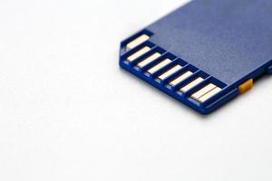 cartão de memória sd azul isolado no branco. conceito foto