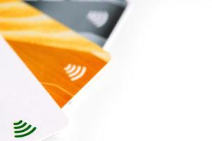cartões de crédito com pagamento sem contato. pilha de cartões de crédito em fundo branco isolado foto