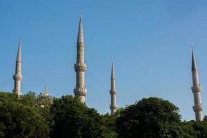 minaretes de mesquita de estilo turco otomano como arquitetura religiosa de templo muçulmano