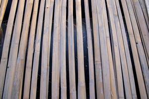 fundo de textura de madeira de bambu de casca seca e suja para tecer artesanato foto